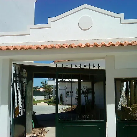 Апартаменты Charming In With Shared Pool *